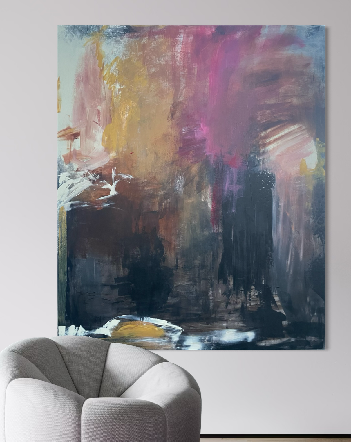 Abstrakt maleri i okker, pink, lilla og sorte toner